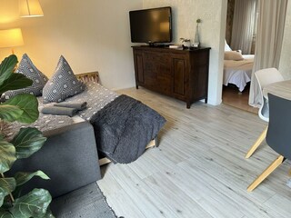 Blick vom Wohnzimmer ins Schlafzimmer