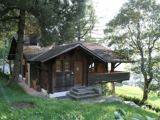 Hauseingang und Balkon