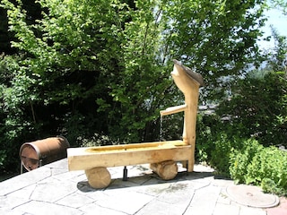 echter Grindelwald-Holz-Brunnen im Garten