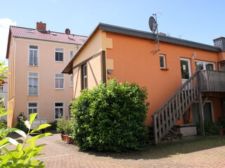 "TOSKANA" Holztreppe zu der Wohnung daneben Parkplatz