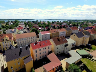 Blick über die Häuser zur Müritz