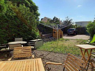 Kleiner Garten mit Sitzgruppen für die Wohnung 3 und 4