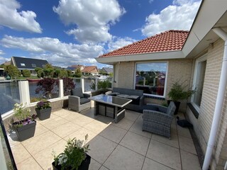 Westterrasse mit Glaswindschutzscheibe