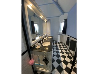 Ensuite-Badezimmer in Schlafzimmer 1