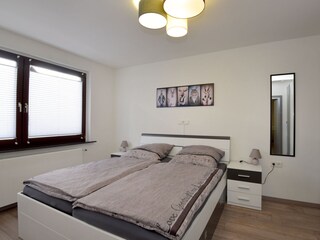 Schlafzimmer mit Doppelbett