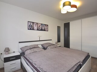 Schlafzimmer mit Doppelbett