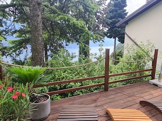 Wellness-Feeling pur auf der großen Holzterrasse