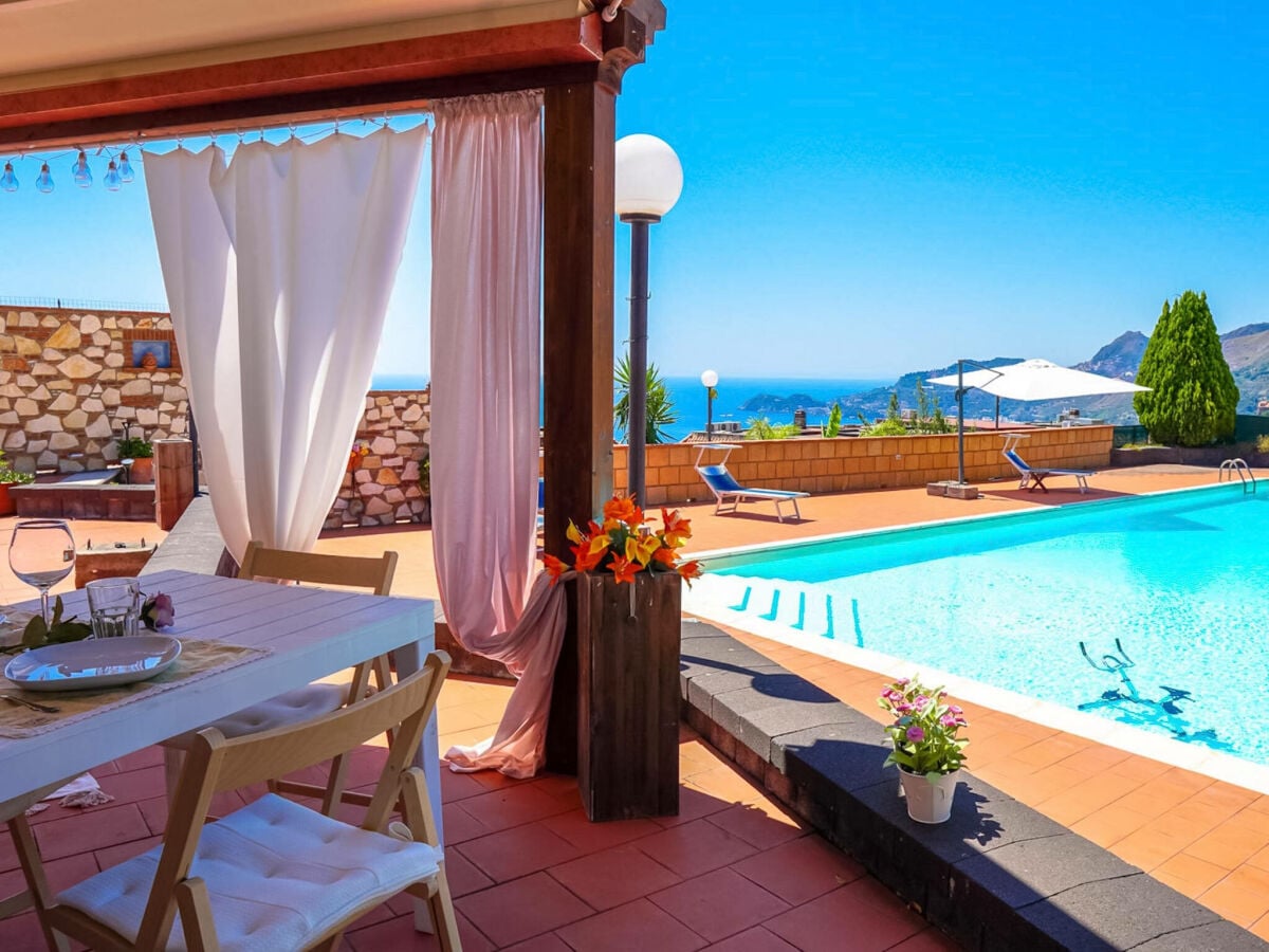 Terrasse des Ferienhaus mit Pool und Meerblick