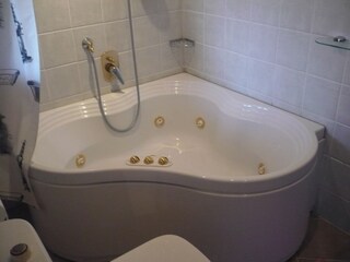 Badezimmer mit Jacuzzi