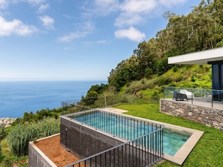 Villa mit Pool und Meerblick