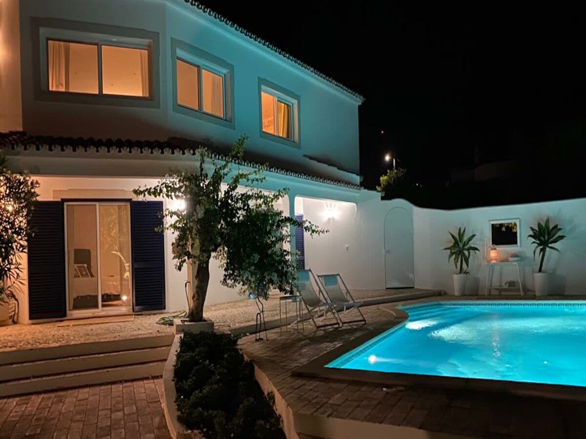 Haus & Pool bei Nacht