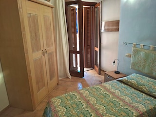 Schlafzimmer 2 mit Ausgang zum Garten