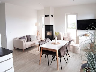 Wohn- und Essbereich mit Kamin