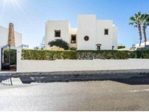 Holiday house Spacious holiday home with private garden - Carboneras - image1