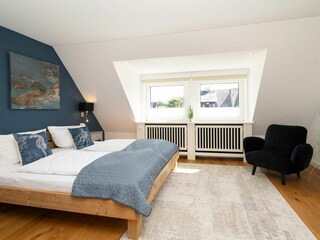 Schlafzimmer (180x200 cm) im 1.OG