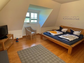 Im Obergeschoss das 1. Schlafzimmer mit Doppelbett