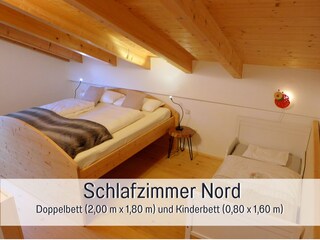 Schlafzimmer "Nord" mit Kinderbett