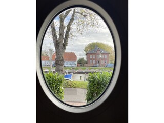 Bullauge: Blick aus der Haustür