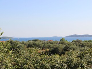 Blick von der Straße auf das Meer