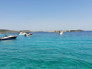 schöne Bucht mit kristallklarem Wasser