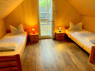 Das zweite Schlafzimmer im Obergeschoss ...
