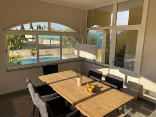 AP 1 Terrasse mit direktem Zugang zu Poolterrasse.