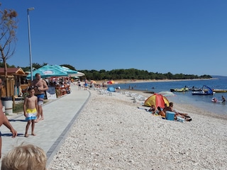 Strand Peroj, +Gastronomie +Duschen, + Freizeitaktion +