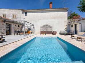 Villa rústica Dvori con piscina exterior en Porec - Nueva Vas - image1