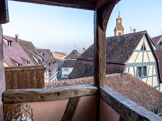 Blick vom Balkon: Riquewihr u. Weinberge