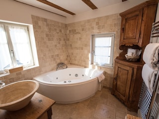 Badezimmer von Schlafzimmer 1 mit Blick / Weinberge