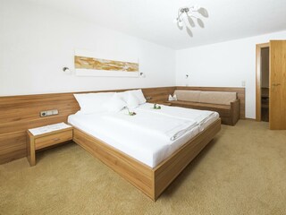 Couch im Schlafzimmer mit Leselampe