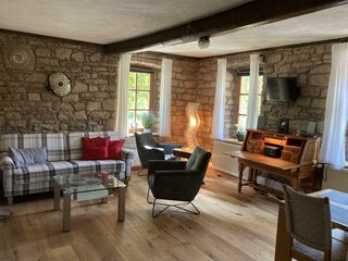 Wohnzimmer; Sekretär mit Spielesammlung