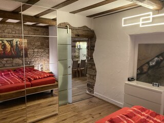 Schlafzimmer, Schiebetüre zum Wohnzimmer