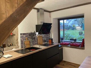 Küche mit Blick zur Veranda und Außenanlage