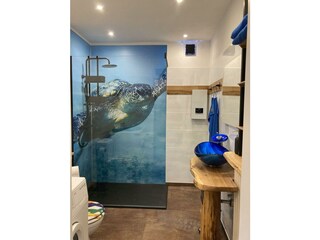 Bad mit ebenerdiger Dusche und Designwaschbecken