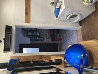 Bad mit Designwaschbecken und Waschmaschine