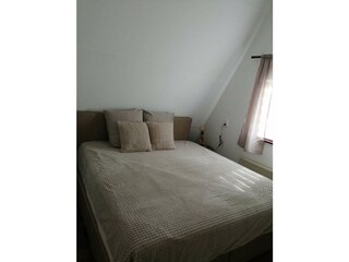 1.OG Schlafzimmer oben mit Boxspringbett 180cm x 200cm