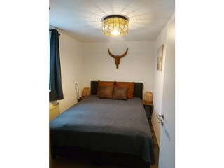 Schlafzimmer Erdgeschoss mit Boxspringbett 160cm x 200c