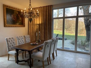 Küche und Essbereich mit Zugang zur Terrasse