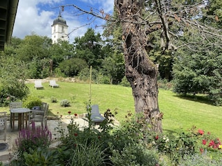 Terrasse mit Blick auf die Kirche