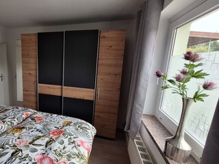 Schlafzimmer mit großem Kleiderschrank