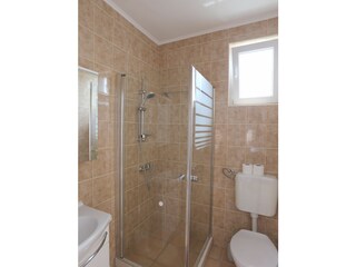 zwei geräumige Badezimmer. Badezimmer 1