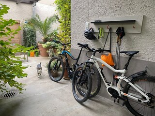 sicherer Fahrradabstellplatz im überdachten Hof