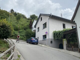 Haus in Sackgasse am Wald