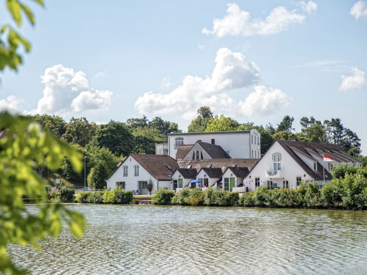 Blick über den See auf die Anlage