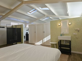 Schlafzimmer mit Dusche