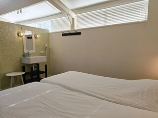 Schlafzimmer mit Dusche