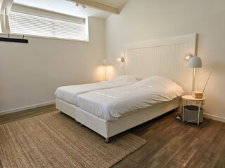 Schlafzimmer mit Dusche