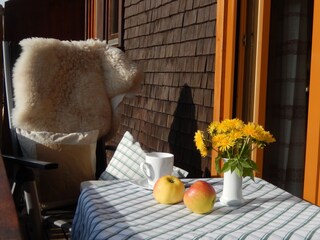 lauschiger, sonniger Balkon