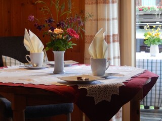 Eßplatz, geöffnete Balkontüre